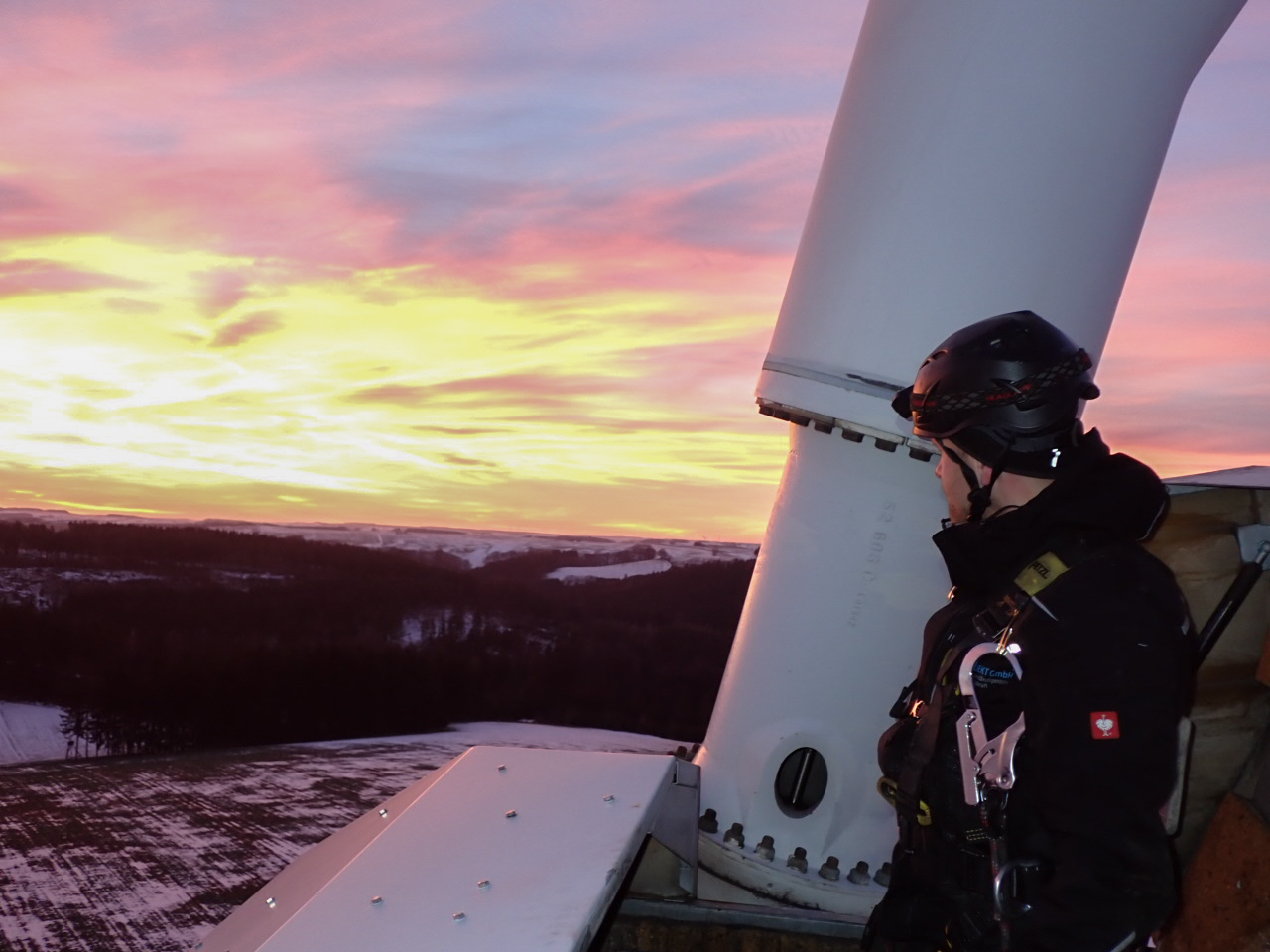 Inspektion einer Windkraftanlage bei Sonnenuntergang — Reprojekt GmbH vor Ort