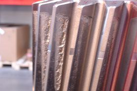 Ein Stapel von Metallstangen in einem Lagerhaus, ordentlich aufgereiht und bereit zur Verwendung.